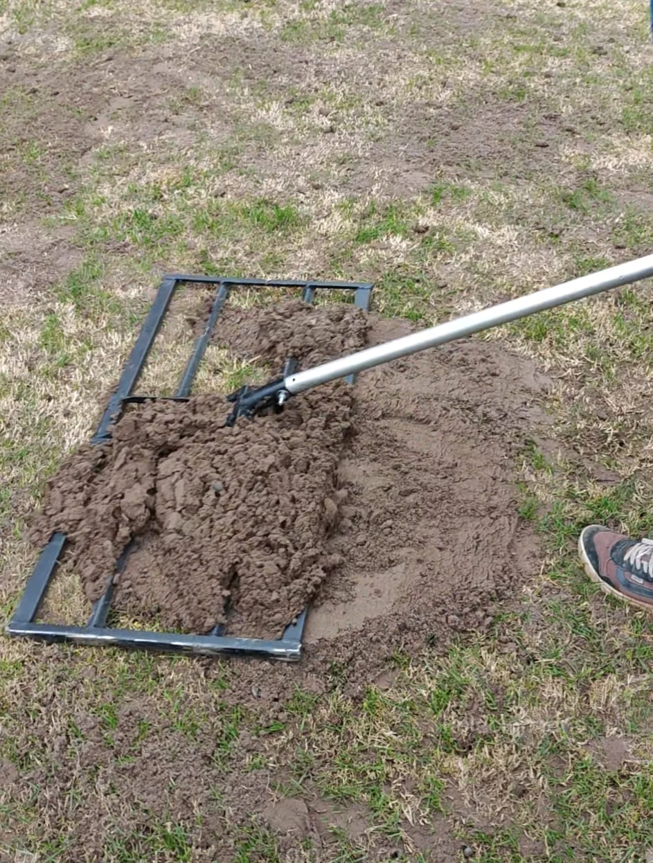 Aplicación de arena para topdressing sobre un césped